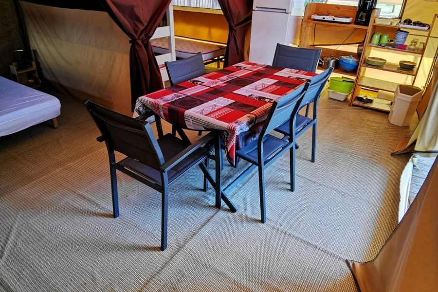 Tente cabanon XL vue table cuisine